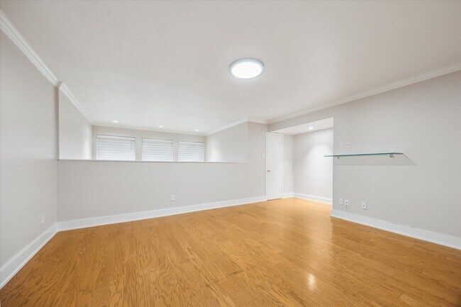 Building Photo - 8978 Chatsworth Dr