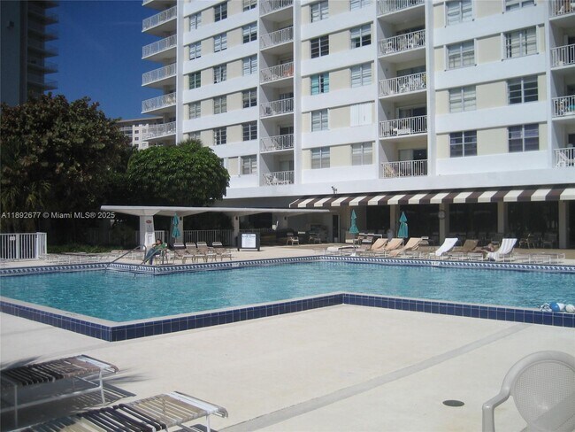 Building Photo - 500 Bayview Dr
