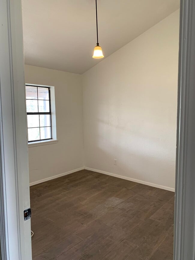 Building Photo - 2105 Lake Omega St