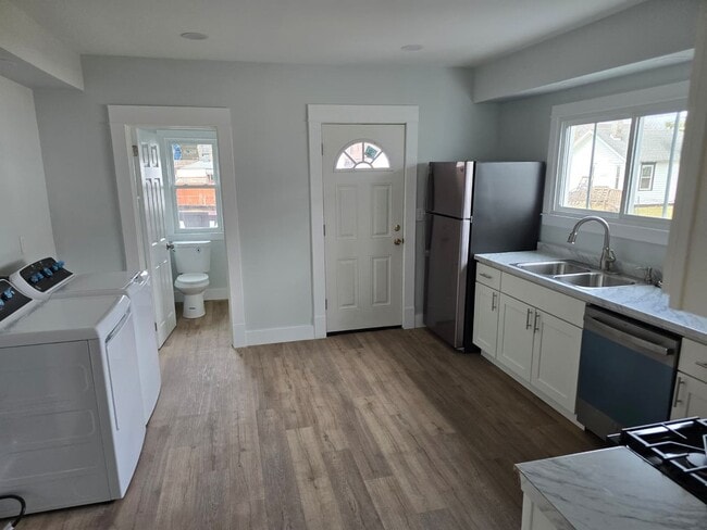 Building Photo - 1807 Riverview Dr