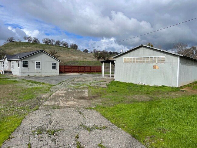 Building Photo - Large Lot, Home and Shop