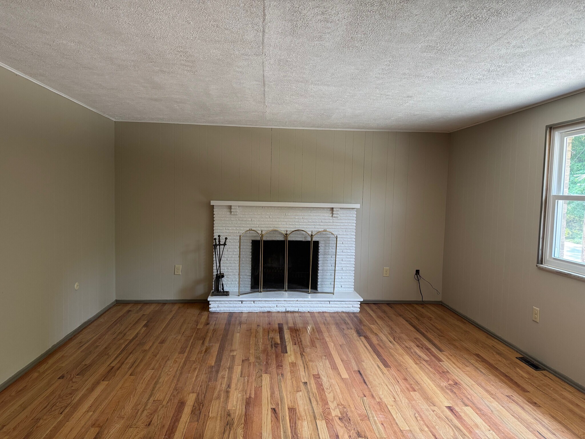 Building Photo - 552 National Pike W