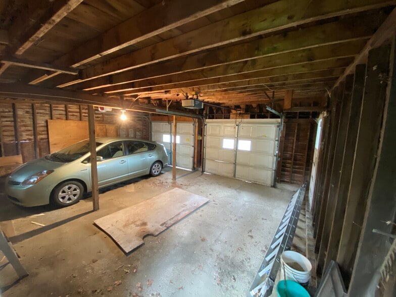 Building Photo - 2204 E Lawn Pkwy