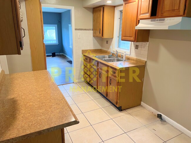 Building Photo - 3 bedrooms 1 bathroom house for rent
