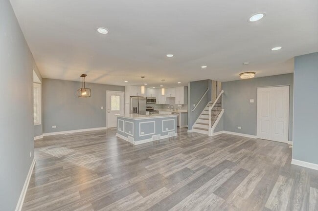 Building Photo - 585 Cambridge Way