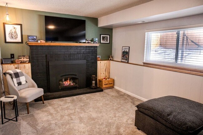 Building Photo - 6065 Pemberton Way