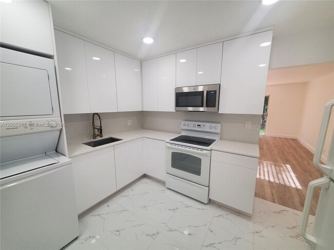 Building Photo - 9203 NW 38th Dr
