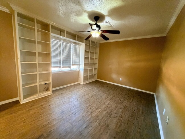 Building Photo - "Charming 3-Bed, 2-Bath Home in Lubbock – Spacious 1,233 Sq Ft Gem on 33rd Street!"