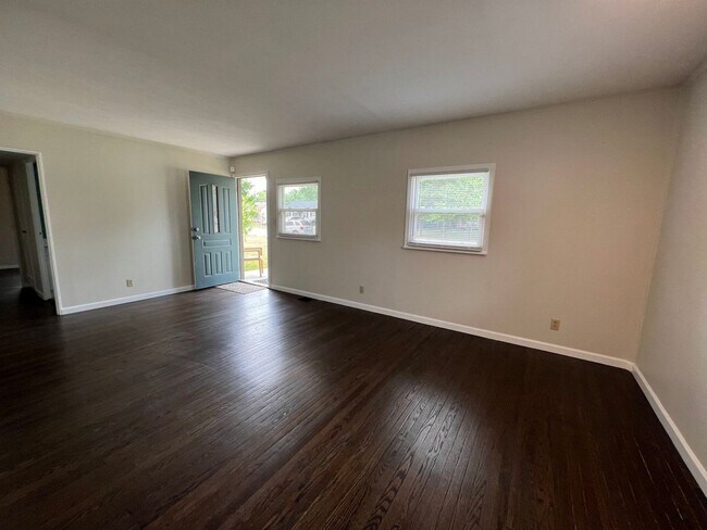 Building Photo - 3 Bedroom House