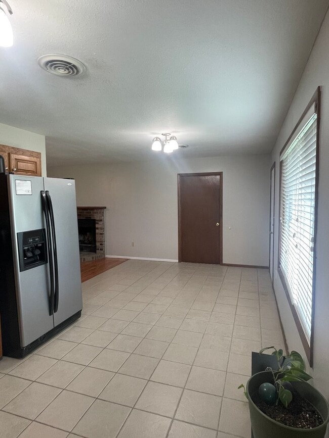 Building Photo - Available 7/25! If you are looking for a l...