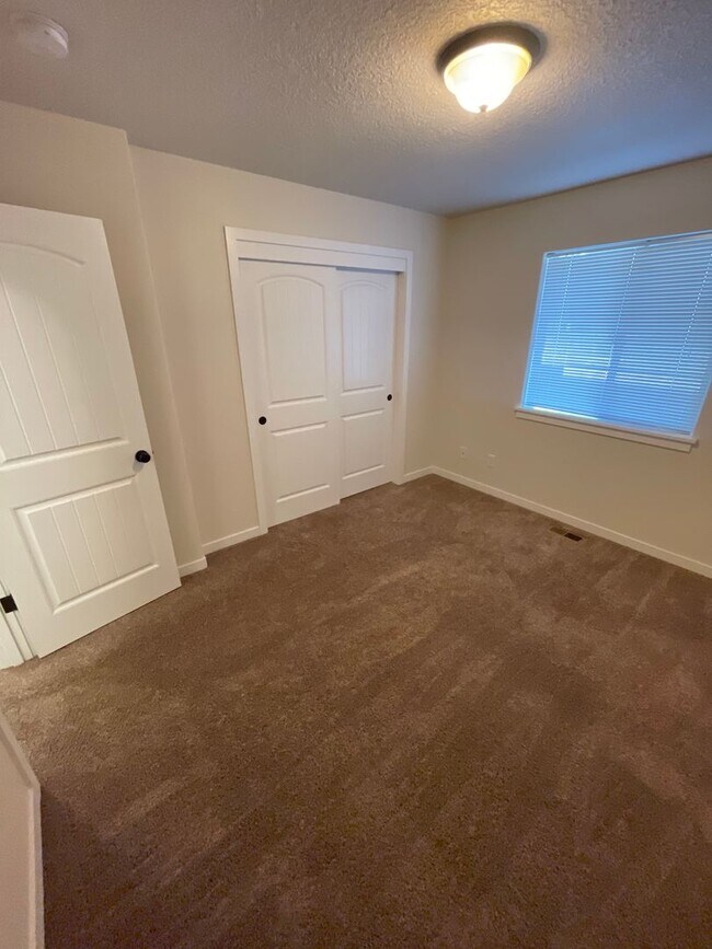 Building Photo - Dont miss out on this charming four bedroom home!