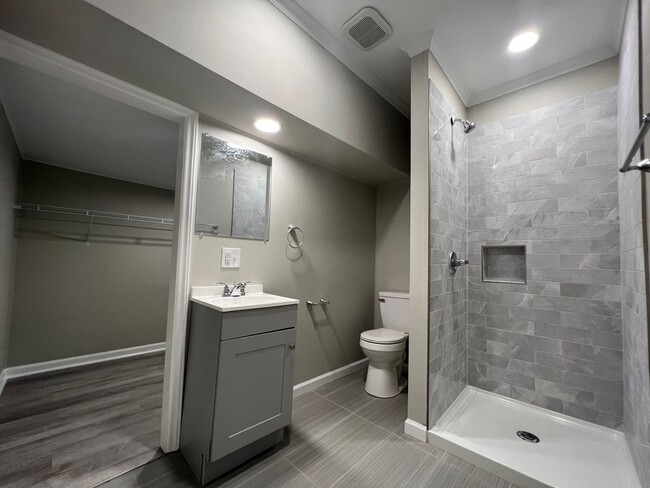 Building Photo - MOVE-IN READY!