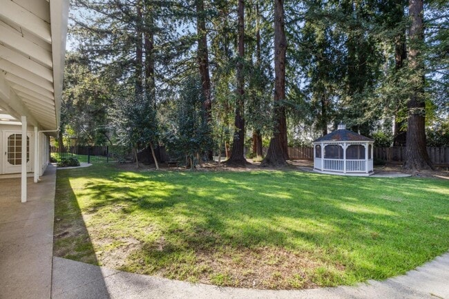 Building Photo - 216 Valparaiso Ave