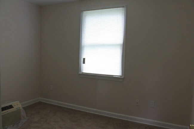 Building Photo - Updated 3 Bed and 1 Bath
