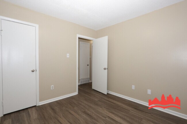 Building Photo - 493 Deerskin Dr
