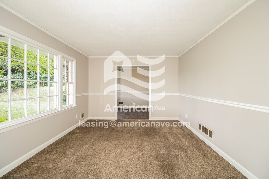 Building Photo - 2300 Oakcrest Rd