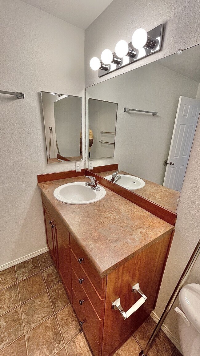 Building Photo - Serene Top-Floor Condo in Lake Forest Park...