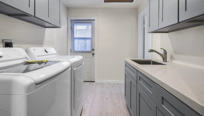 Building Photo - 2359 Oakwood Dr