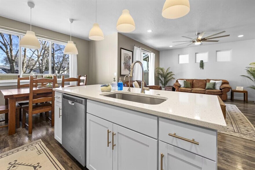 Building Photo - 2052 W Bella Ln