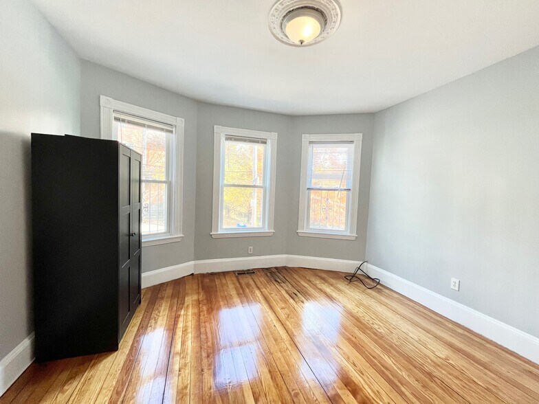 Building Photo - 10 Bucknam St