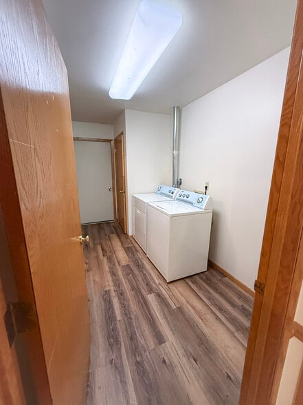 Building Photo - 345 Twin Oak Dr