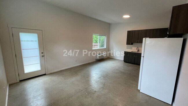 Building Photo - Modern 2 BD | 1 BA Duplex - SE PDX