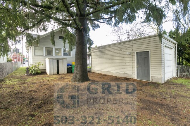 Building Photo - Two Bedroom Craftsman Available in Woodstock!