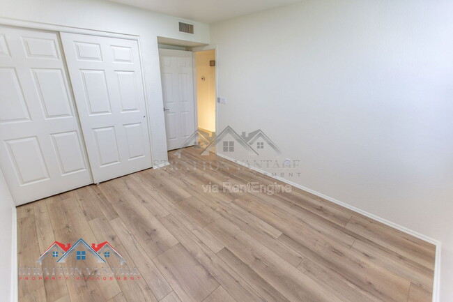 Building Photo - 5513 E Terry Dr