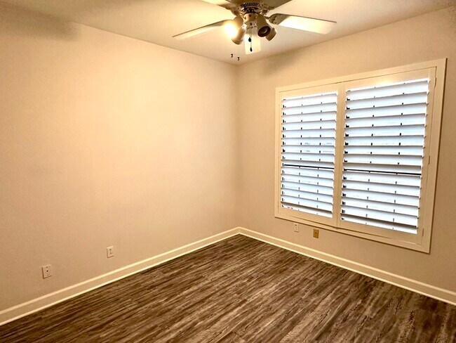 Building Photo - Gorgeous remodel update! No neighbors behind hillside lot