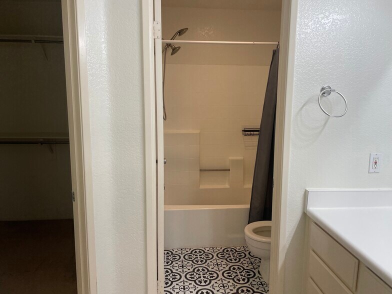 Tub with shower - 2800 Keller Dr