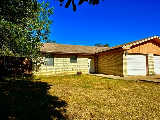 Primary Photo - 3/2 Duplex In Kerrville