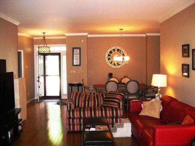 Building Photo - Convenient 3BR/2BA in Homewood