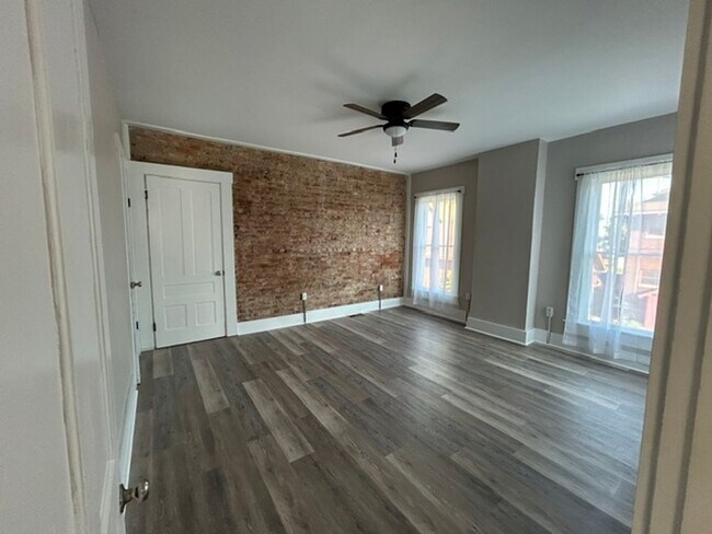 Building Photo - 19-21 S. Van Lear St.