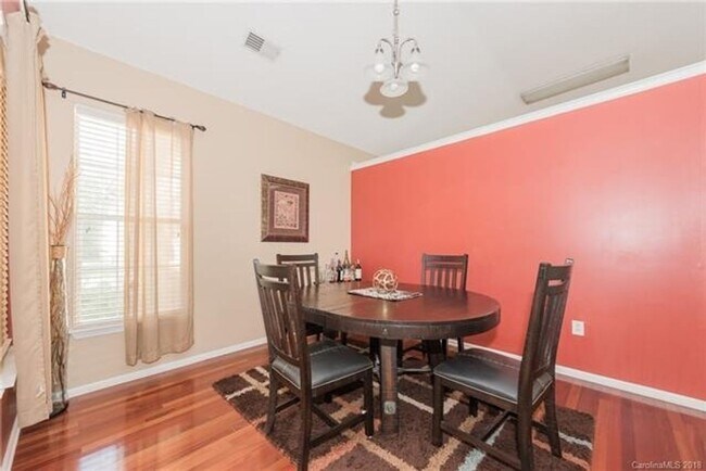 Building Photo - Spacious 4BR House in Charlotte