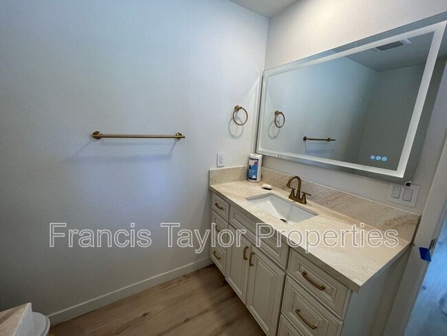 Building Photo - 1124 La Honda Dr