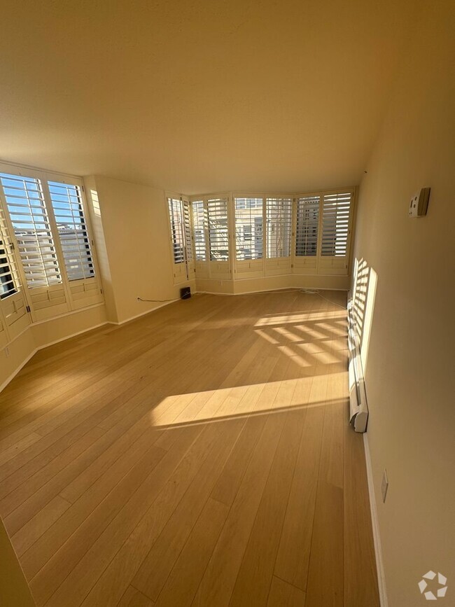 Building Photo - Beautiful Modern Nob Hill 1BR w/ Private P...