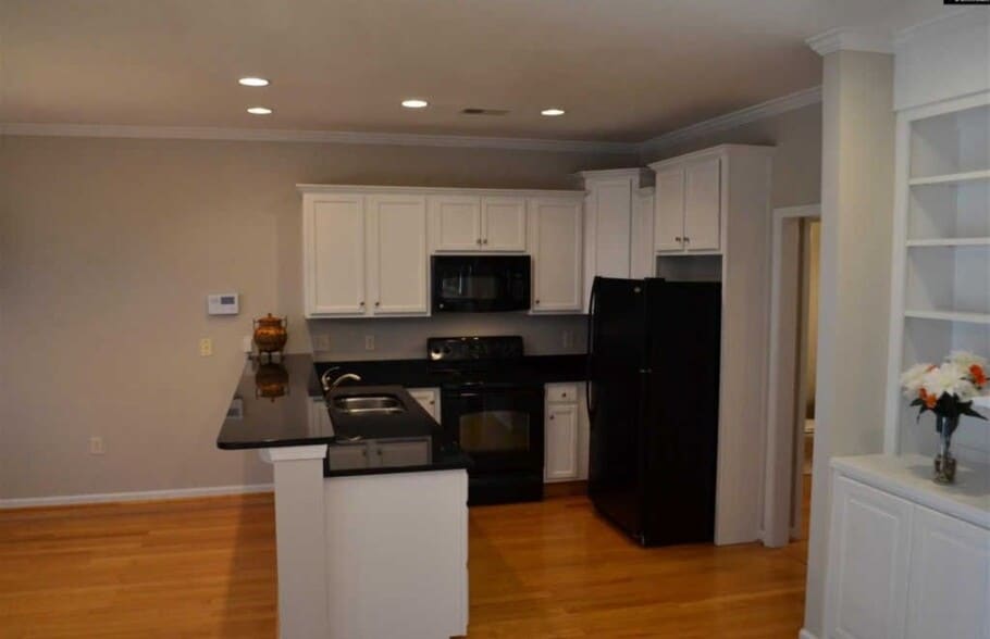 kitchen appliances - 144 Lincoln St