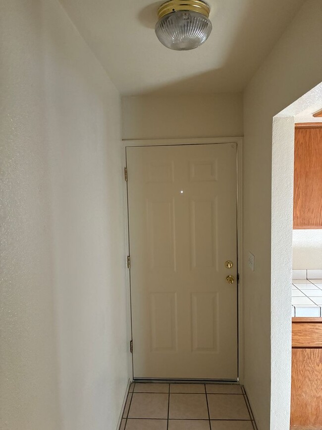Building Photo - 3 Bedroom 2 Bath Home