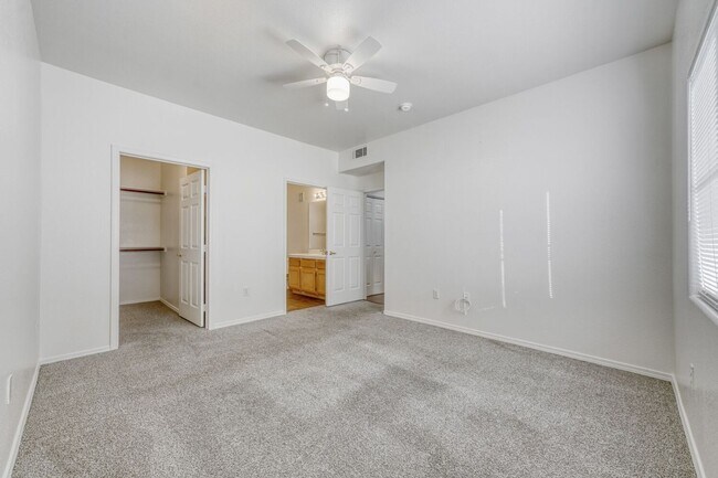 Building Photo - Adorable 1st Floor Condo In Gated Community!