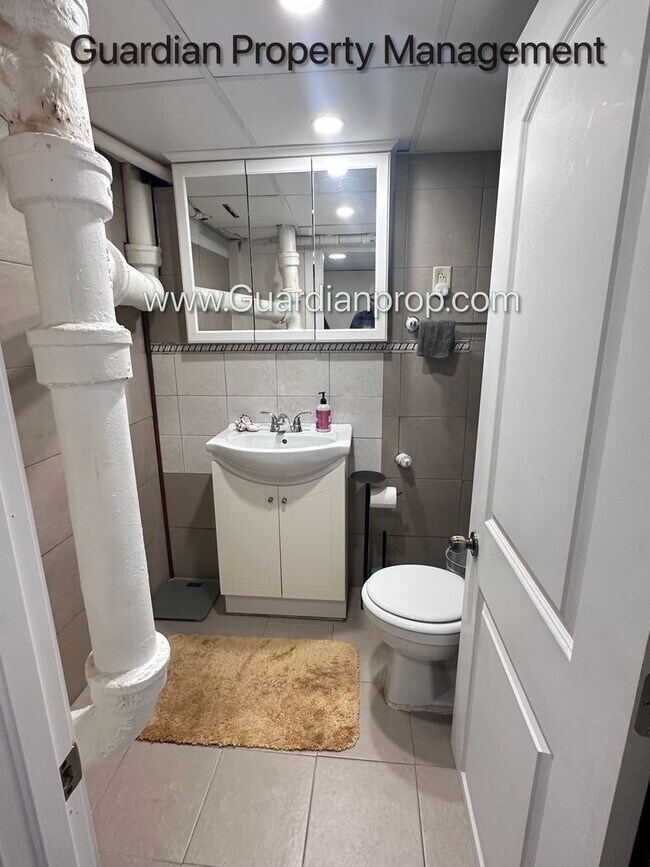 Building Photo - Linden Hills Upper Level Duplex, Sunroom, In Unit Laundry, Dishwasher