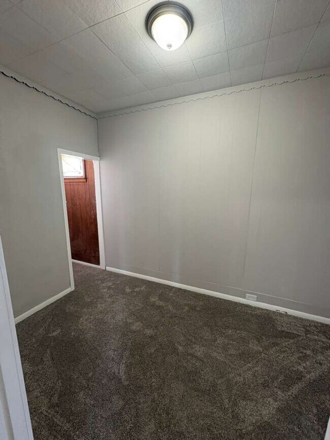 Building Photo - 3666 E 57th St