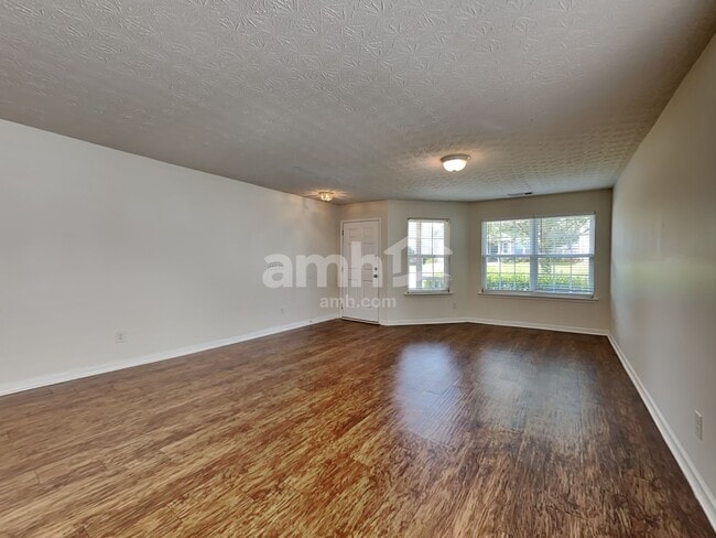 Building Photo - 307 Meadows Ln