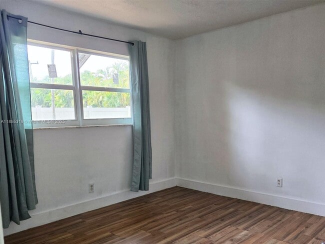 Building Photo - 4101 SW 54th Ct