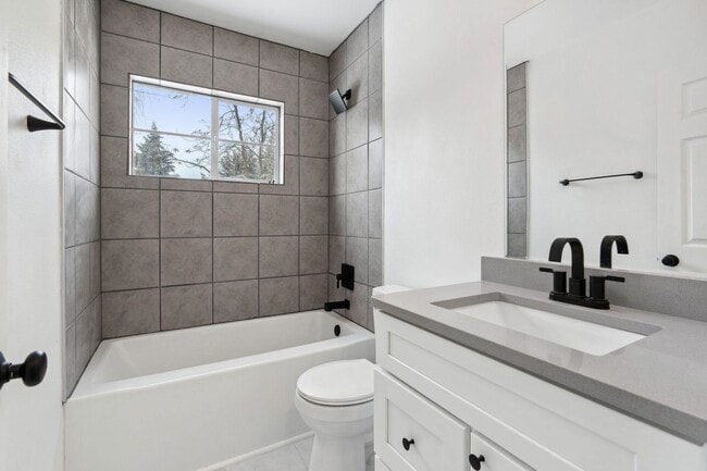 Building Photo - Newly Remodeled West Valley 2 Bed Duplex -...