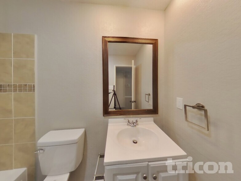 Building Photo - 414 Hemlock Dr