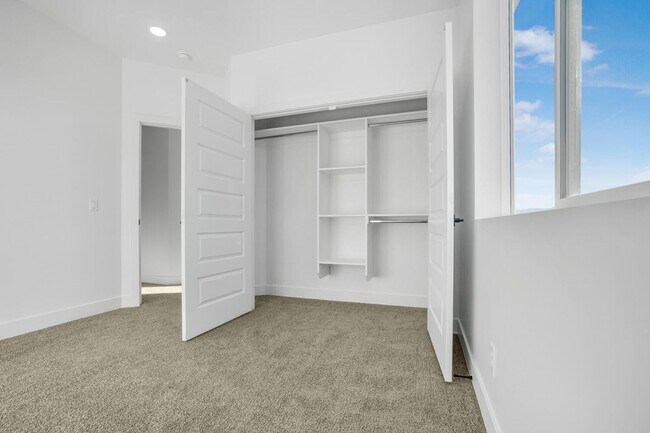 Building Photo - HURRICANE TOWNHOME - END UNIT