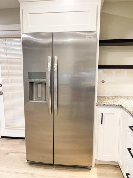 Building Photo - 722 E Strong Pkwy