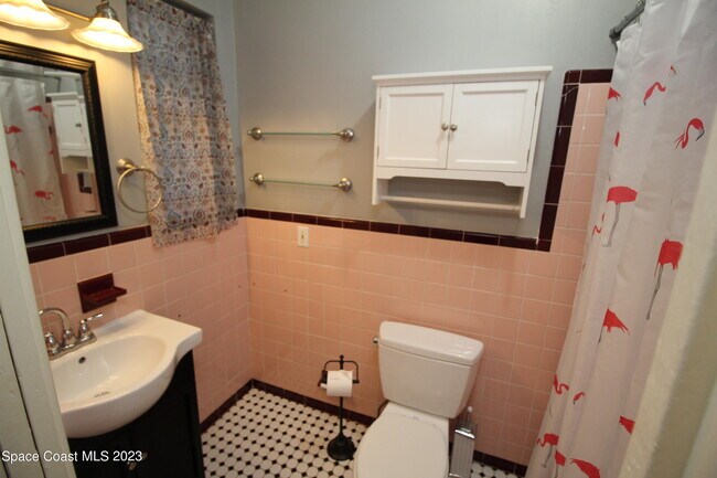 Building Photo - 2108 Oak St