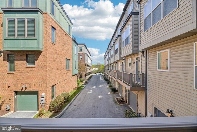 Building Photo - 5627 45th Ave