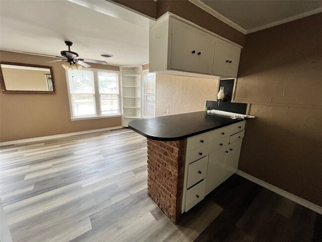 Building Photo - 103 E Stone St